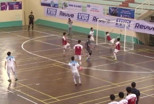 VIDEO: Siêu phẩm futsal sinh viên Việt Nam đánh lừa tất cả mọi người