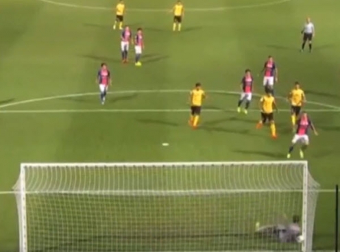 VIDEO: Thủ môn thủng lưới vì tưởng bóng đi ra ngoài
