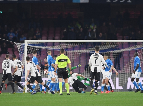 Ronaldo nhạt nhòa, Juventus đánh bại Napoli đầy may mắn