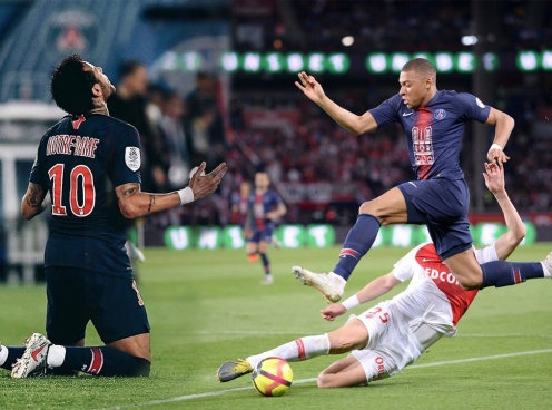 Vô địch Ligue 1, dàn sao PSG 'quẩy' tung phòng thay đồ 