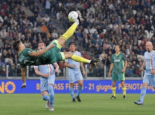 Ronaldo phô diễn kĩ năng trong trận đấu từ thiện tại Turin