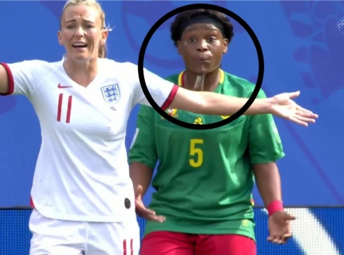 Cầu thủ Cameroon nhổ nước bọt vào cầu thủ Anh tại World Cup