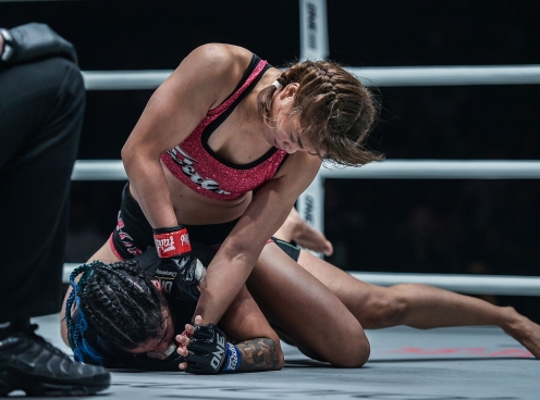 VIDEO: Nữ hoàng Muay Thái tung mưa đòn hủy diệt đối thủ ở ONE Championship