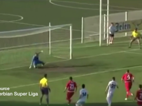 VIDEO: Cầu thủ bẽ bàng vì 'vấp cỏ' trước khi đá penalty