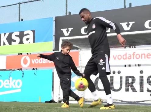 VIDEO: Kevin-Prince Boateng luyện tập cùng con trai ở đội bóng mới