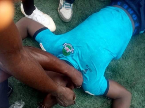Cầu thủ Nigeria qua đời bí ẩn trên sân bóng