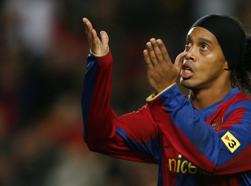 Barca bị tố đối xử tệ với Ronaldinho