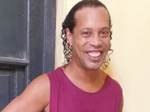 Ronaldinho chơi môn thể thao lạ trong tù