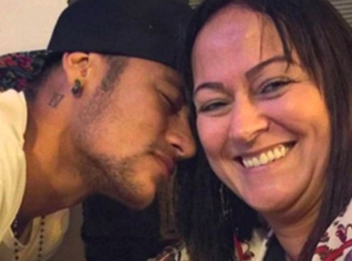 Mẹ Neymar hẹn hò với fan của con trai kém 30 tuổi
