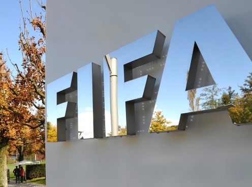 FIFA thừa nhận gặp khó, nhiều cầu thủ dễ phải 'ra đường'