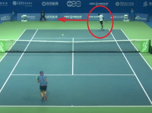 VIDEO: Cú đánh tennis kiểu 'khổ nhục kế' khiến đối thủ đập vợt
