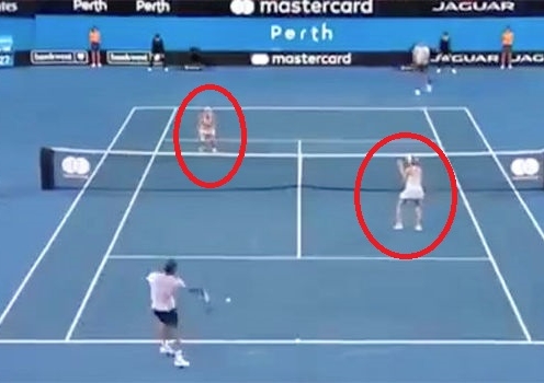VIDEO: Federer khiến đồng đội nữ 'buông vợt' và cái kết