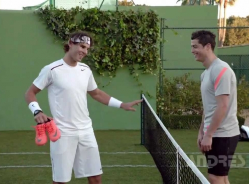 VIDEO: Ronaldo dùng chân đấu tennis với Nadal 