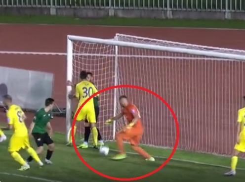 VIDEO: Thủ môn bị nghi bán độ vì mắc 2 sai lầm 'như tấu hài'