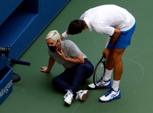 VIDEO: Djokovic đánh bóng vào mặt nữ trọng tài ở US Open