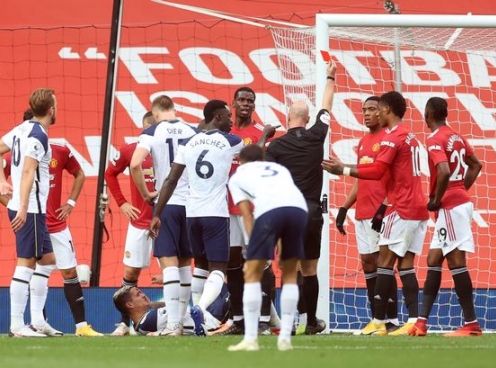 Vì sao Martial nhận thẻ đỏ ở trận gặp Tottenham?