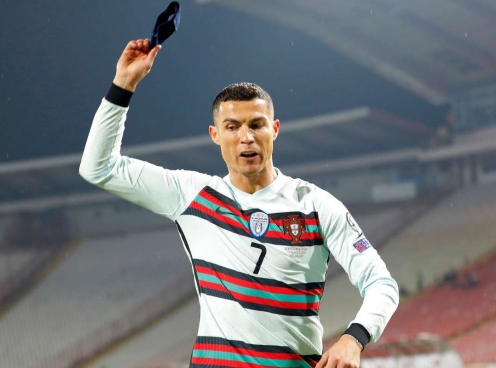 Ronaldo giận dữ ném băng đội trưởng vì mất bàn thắng mười mươi