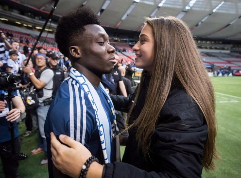 Cầu thủ Bayern và bạn gái bất ngờ xuất hiện trong FIFA 21