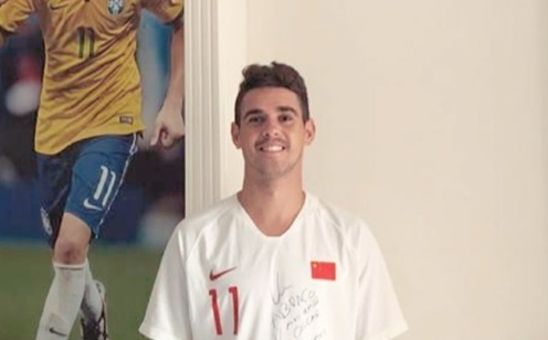 Tiền vệ Oscar tươi cười trong màu áo tuyển Trung Quốc