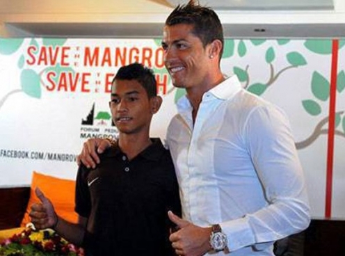 Ronaldo sắp tới Indonesia ăn cưới nạn nhân vụ sóng thần 2004