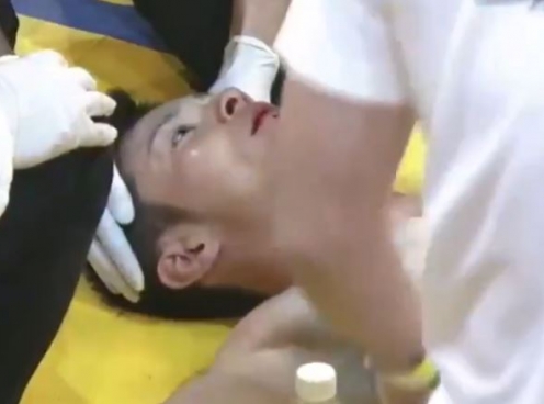 VIDEO: Võ sĩ tung cú đấm kinh hoàng khiến đối thủ mất ý thức hoàn toàn