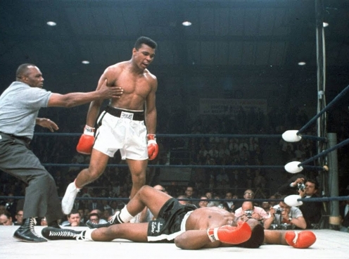 VIDEO: Huyền thoại Muhammad Ali và 10 pha nốc ao kinh điển