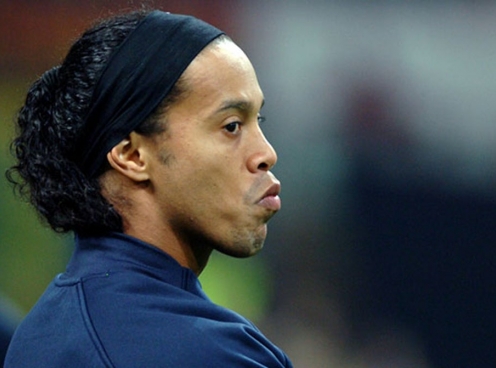 Ronaldinho nhận quà sốc từ đồng đội cũ