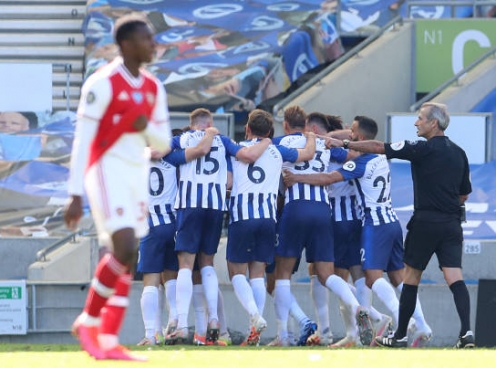 Gục ngã phút cuối, Arsenal sụp đổ trước Brighton