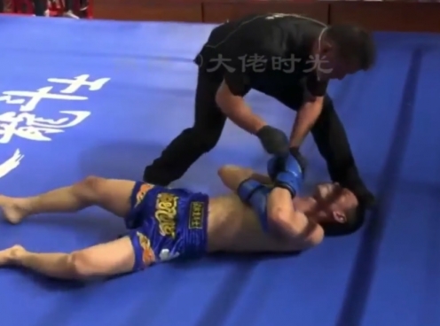 VIDEO: Đang thắng thế, võ sĩ bỗng đổ gục vì dính tuyệt kỹ điểm huyệt