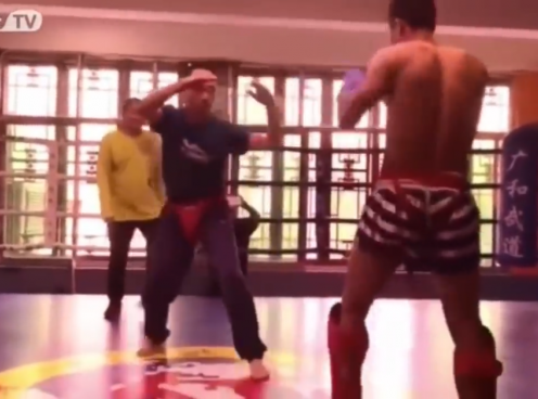 VIDEO: Cao thủ Thái Cực bị đánh như trẻ con trước võ sĩ hậu bối