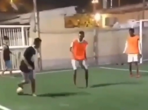 VIDEO: 'Múa' skill trước cầu thủ cục súc nhất trên sân và cái kết