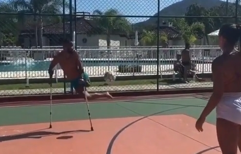 VIDEO: Thán phục trước khả năng chơi bóng của người đàn ông 1 chân
