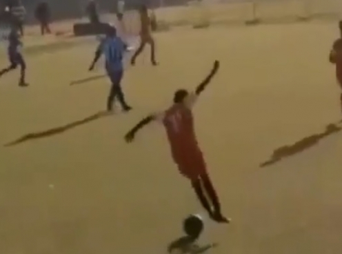 VIDEO: Cho vũ công ba-lê đi đá bóng và cái kết khó tin