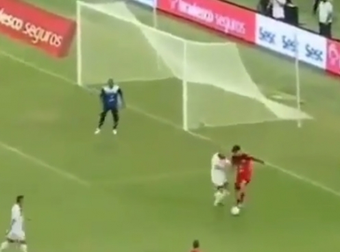 VIDEO: Cầu thủ solo ghi bàn khiến tất cả ngỡ ngàng