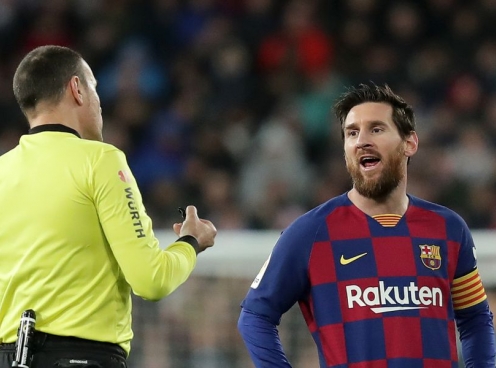 Messi nổi đóa sau khi bị trọng tài 'truy cản'