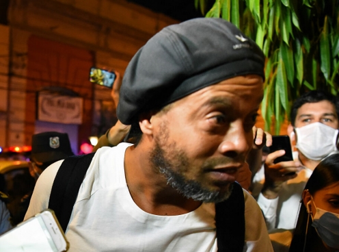 Ronaldinho 'ngựa quen đường cũ' sau cú sốc mất người thân