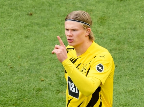 Haaland giúp Dortmund thoát thua ở phút chót