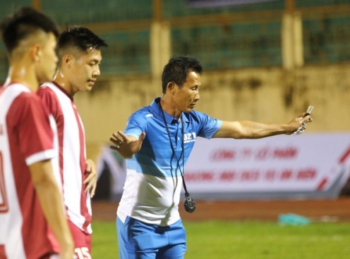 HLV U21 Khánh Hòa: '70 ngàn 1 ngày, các anh huấn luyện nổi không?'
