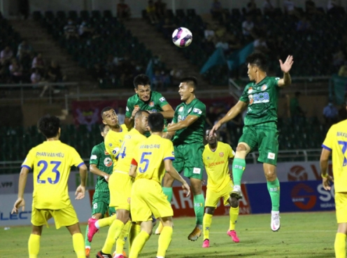 VIDEO: Cười ra nước mắt với pha phản lưới nhà của cầu thủ Sài Gòn FC
