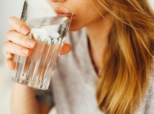 Cơ thể sẽ phản ứng như thế nào nếu bạn uống quá nhiều nước?