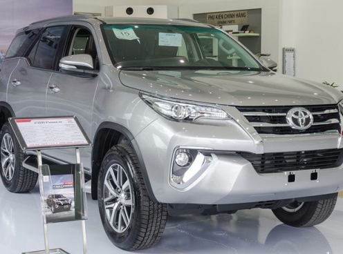 Bán kiểu “bia kèm lạc”, vì sao Fortuner vẫn đắt khách