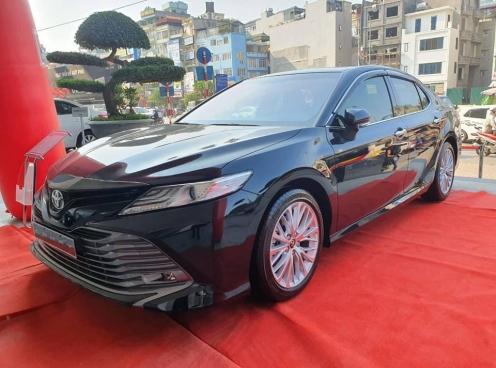 Vừa về đại lý, Toyota Camry 2019 đã bị bán theo kiểu “bia kèm lạc”