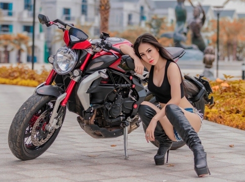 Xe & người đẹp: “Bỏng mắt” với người đẹp 9X bên mô tô Dragster 800 RR