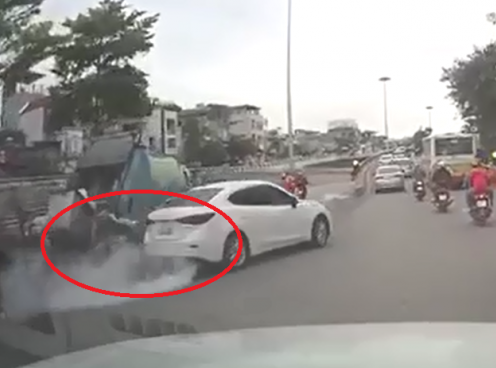 VIDEO: 'Ô tô điên' đâm đổ thùng rác, kéo lê lao công xuống đường