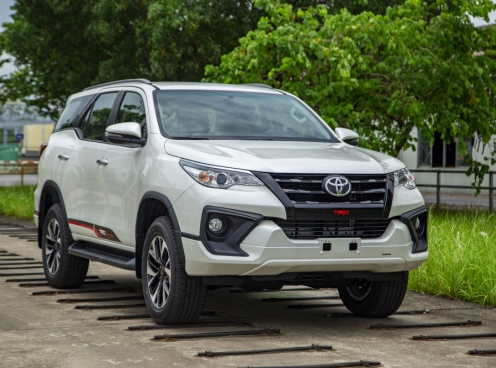 Giá xe Toyota Fortuner “chạm đáy”, phả hơi nóng vào Ford Everest