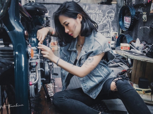 Xe & người đẹp: Hot girl xăm trổ khoe dáng trong garage mô tô cũ