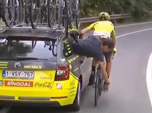 VIDEO: Vừa ngồi trên ô tô vừa sửa xe đạp cho VĐV đua xe 