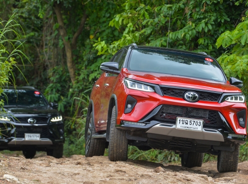 Toyota Fortuner 2021 sắp ra mắt tại Việt Nam, đại lý đã nhận cọc