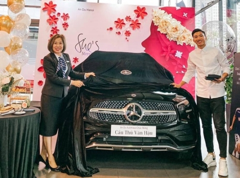 Đoàn Văn Hậu tậu Mercedes-Benz GLC 300 giá 2,4 tỷ đồng