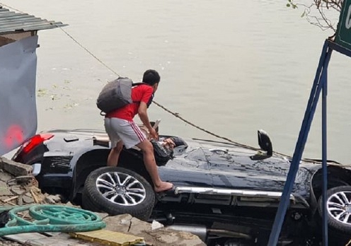 Mới mua xe, tài xế Ford Rander húc đổ rào sắt lao xuống hồ Tây